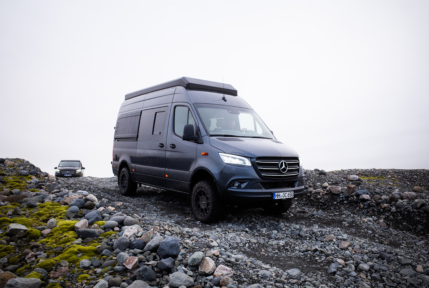 Offtrack Sprinter Six Cross Camper offroad im Geröll auf Island