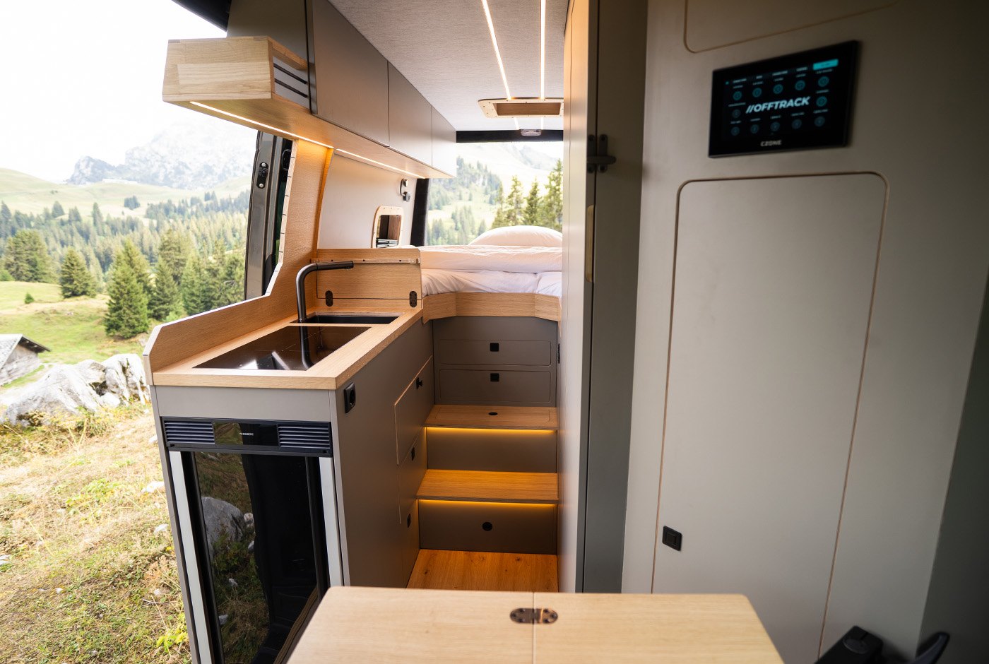 Offtrack Sprinter Six Line – Küche und Schlafbereich