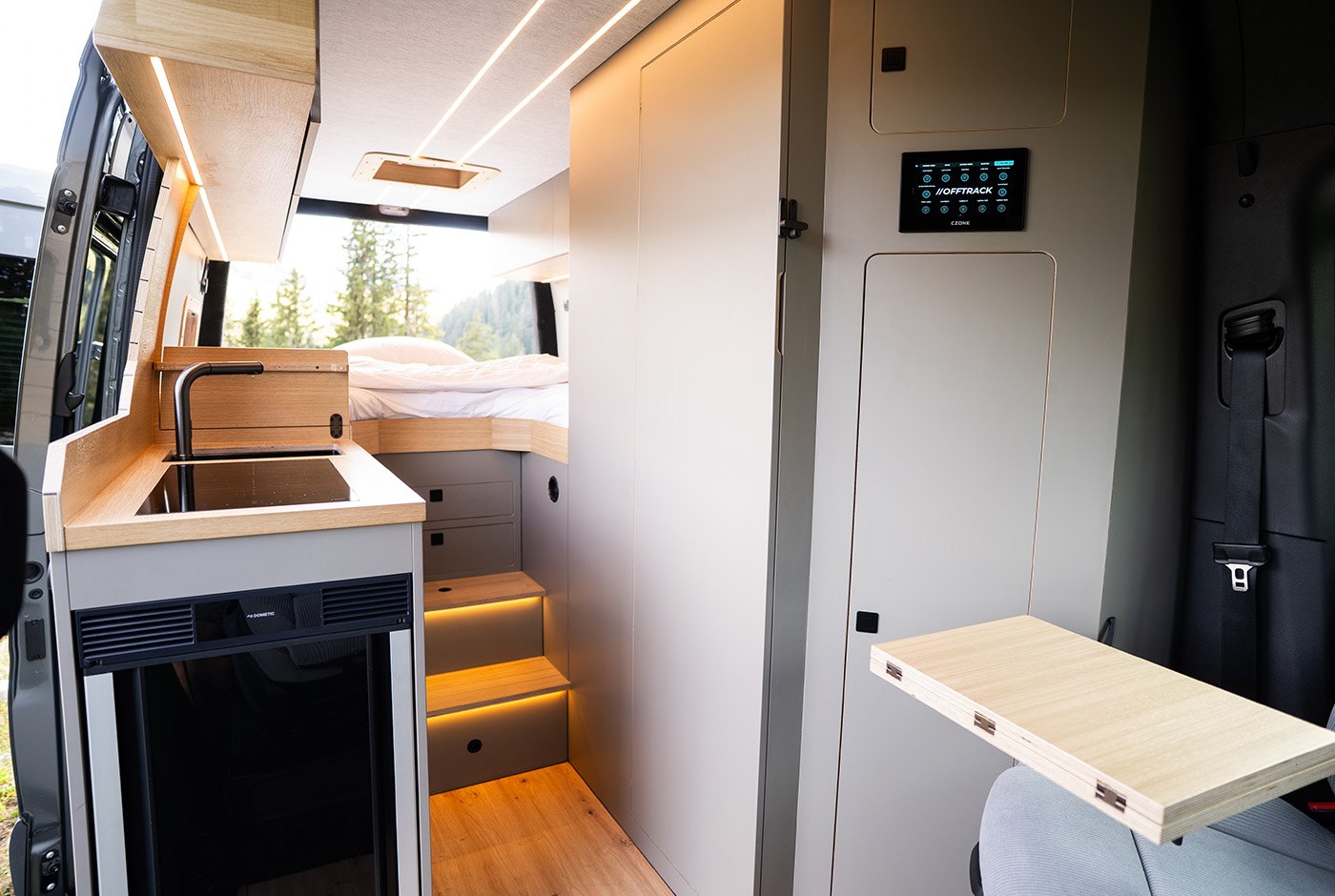 Offtrack Sprinter Six Line – Küche und Wohnraum