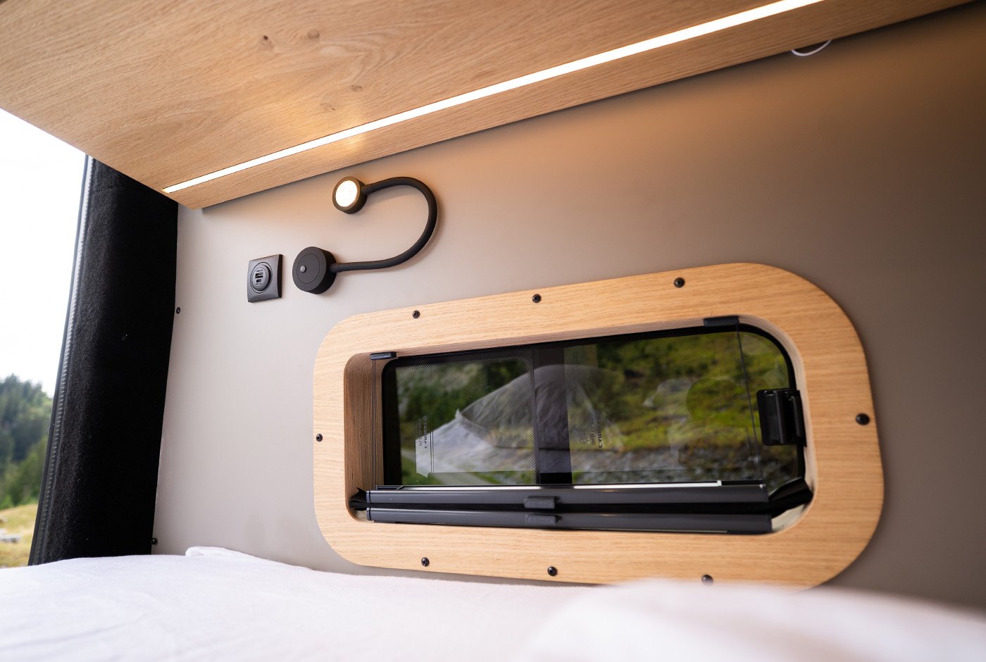 Offtrack Sprinter Six Line – Schlafbereich mit Fenster